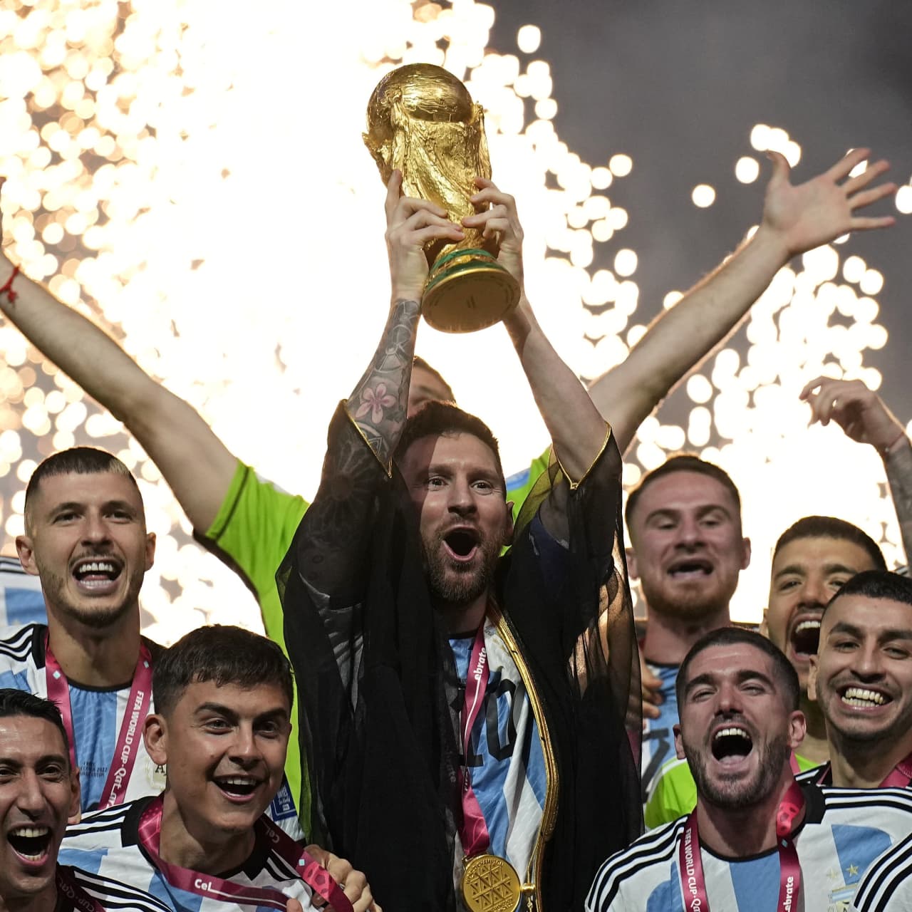 messi lifting the world cup 0010