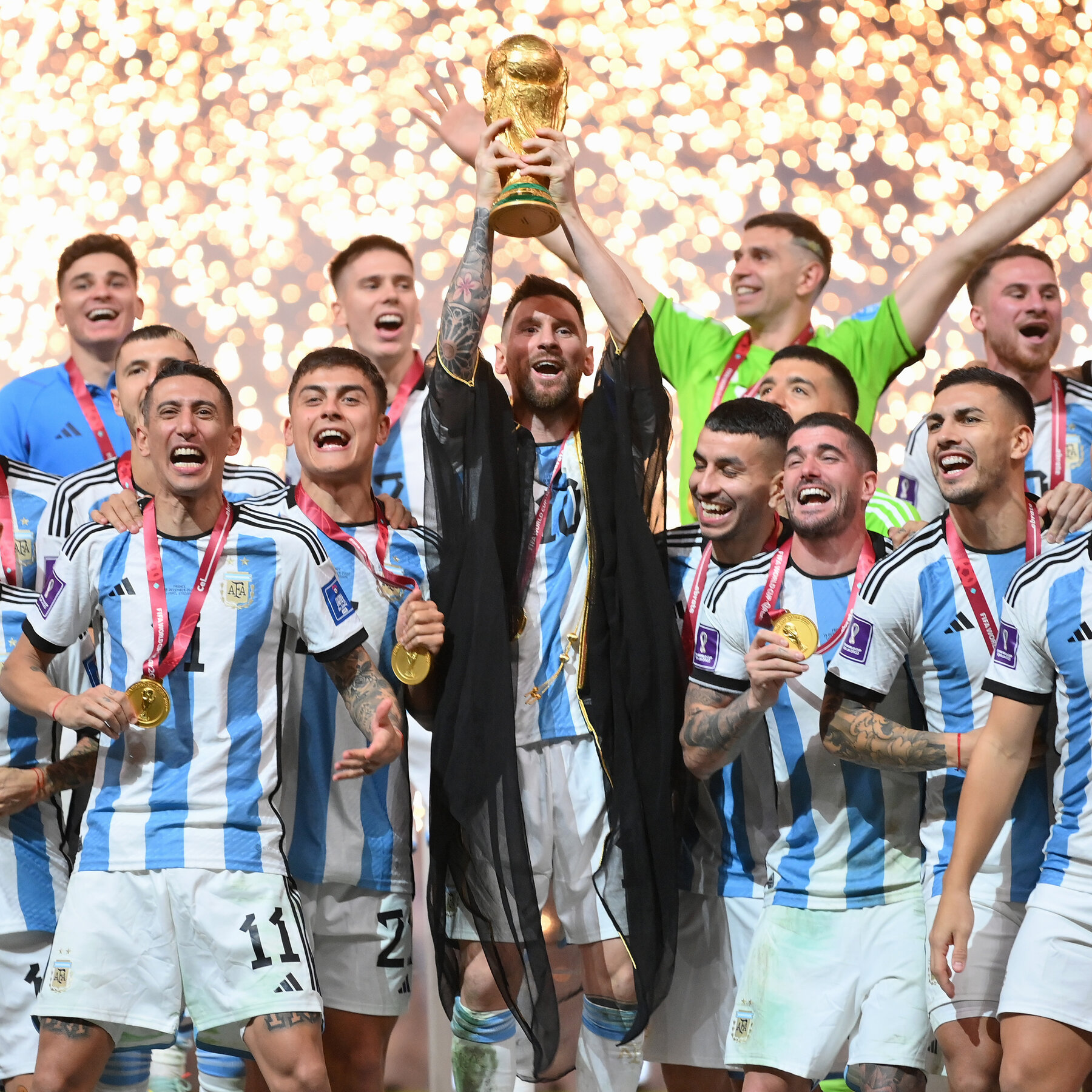 messi lifting the world cup 0011