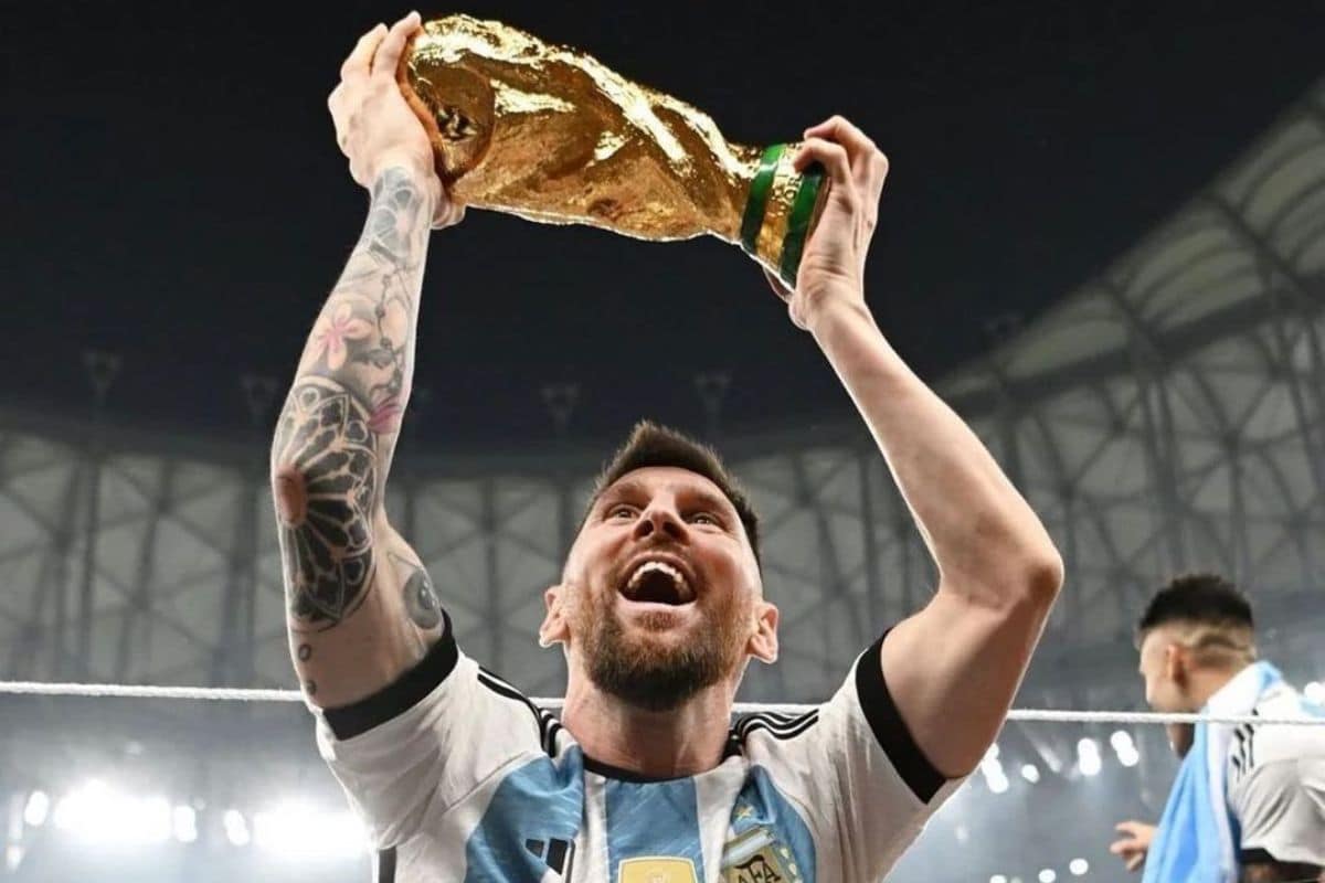 messi lifting the world cup 0013