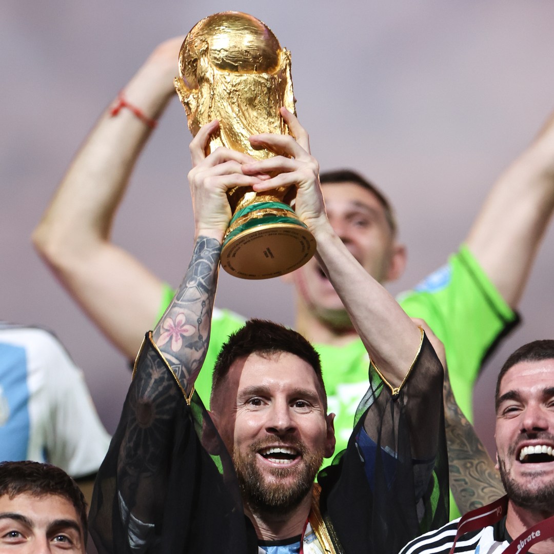 messi lifting the world cup 0015