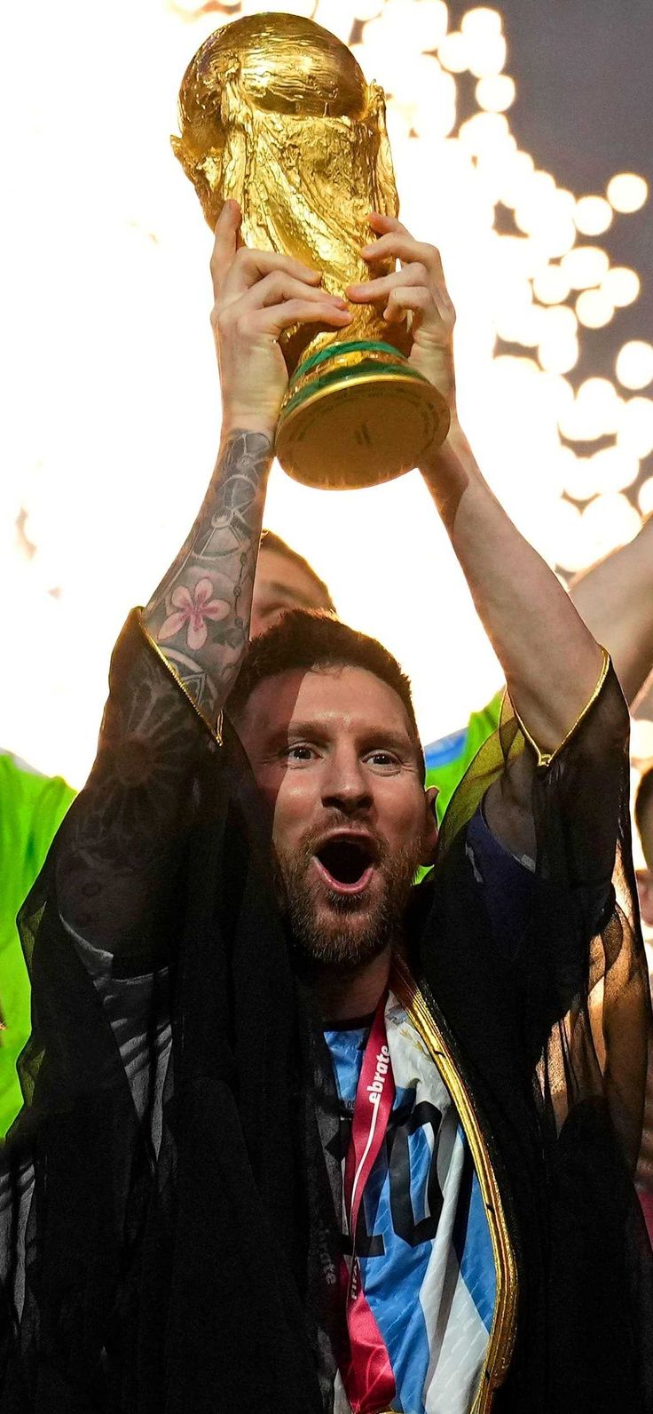 messi lifting the world cup 0019