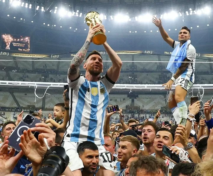 messi lifting the world cup 0022