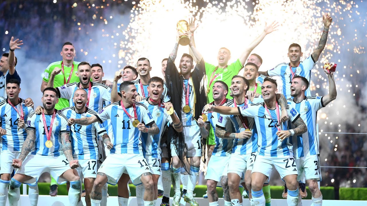 messi lifting the world cup 0024