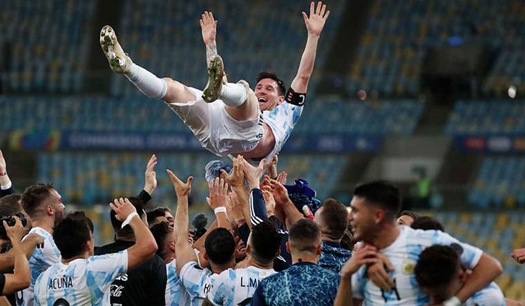 messi lifting the world cup 0028
