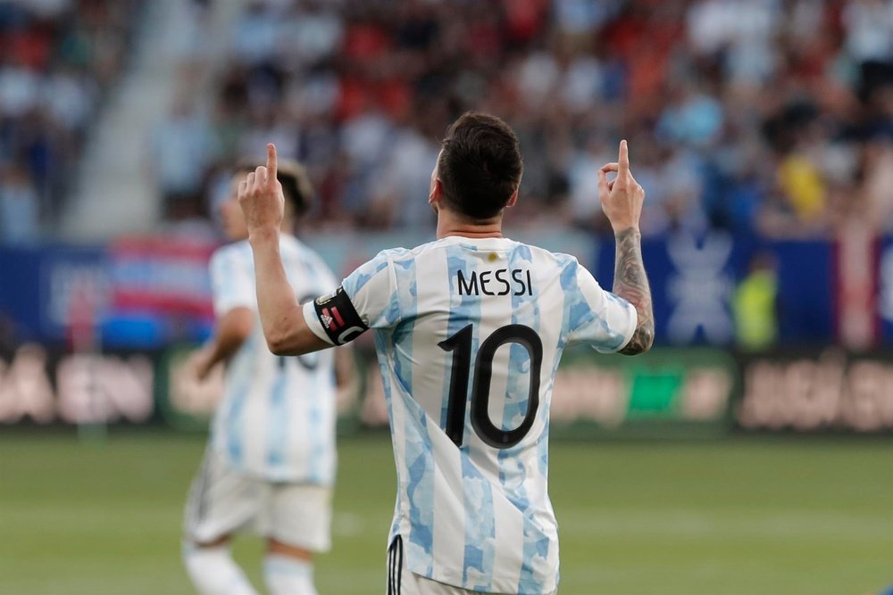 messi lifting the world cup 0031