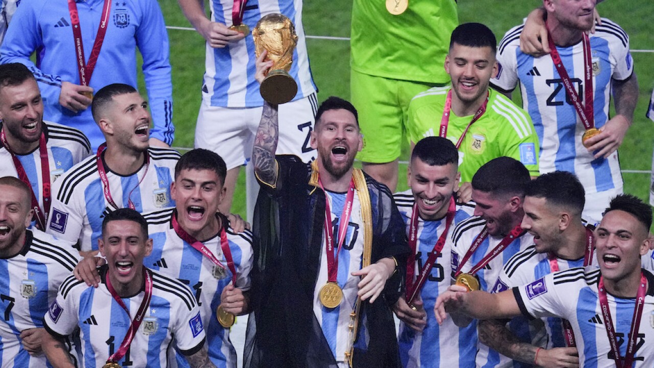 messi lifting the world cup 0033