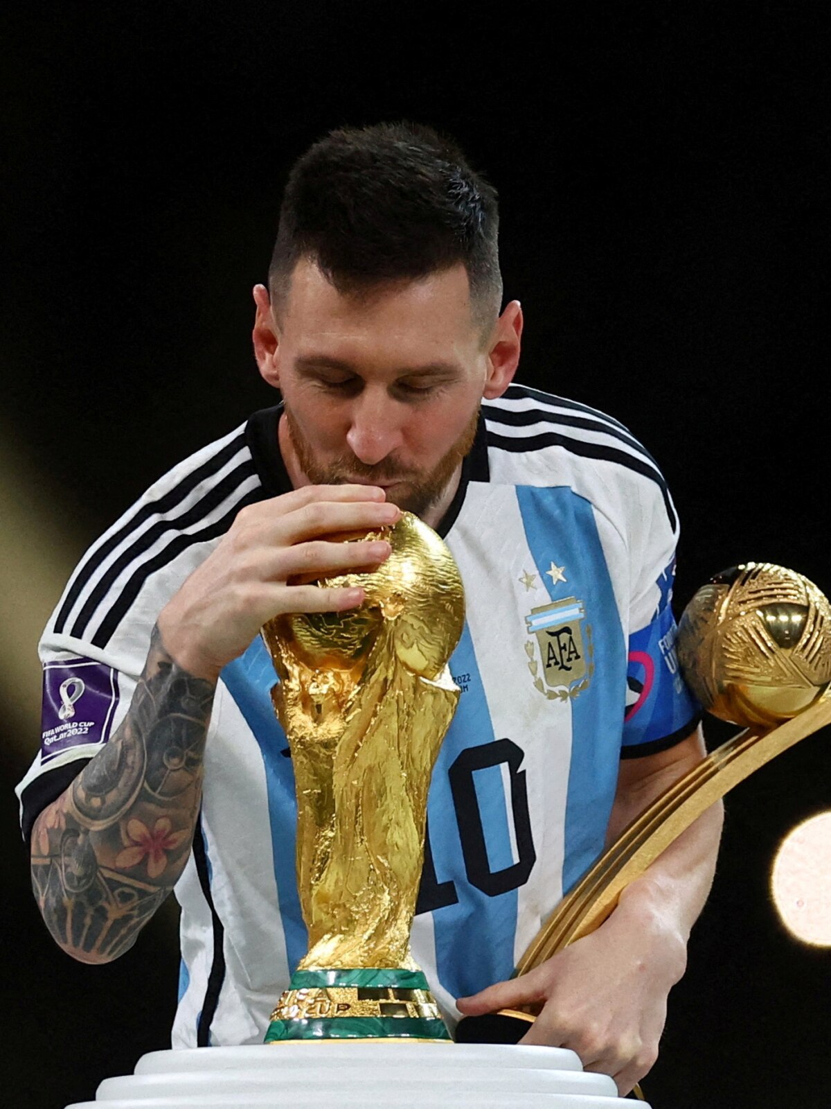 messi lifting the world cup 0034