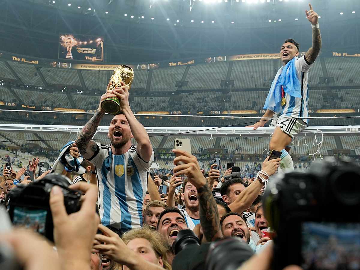 messi lifting the world cup 0043