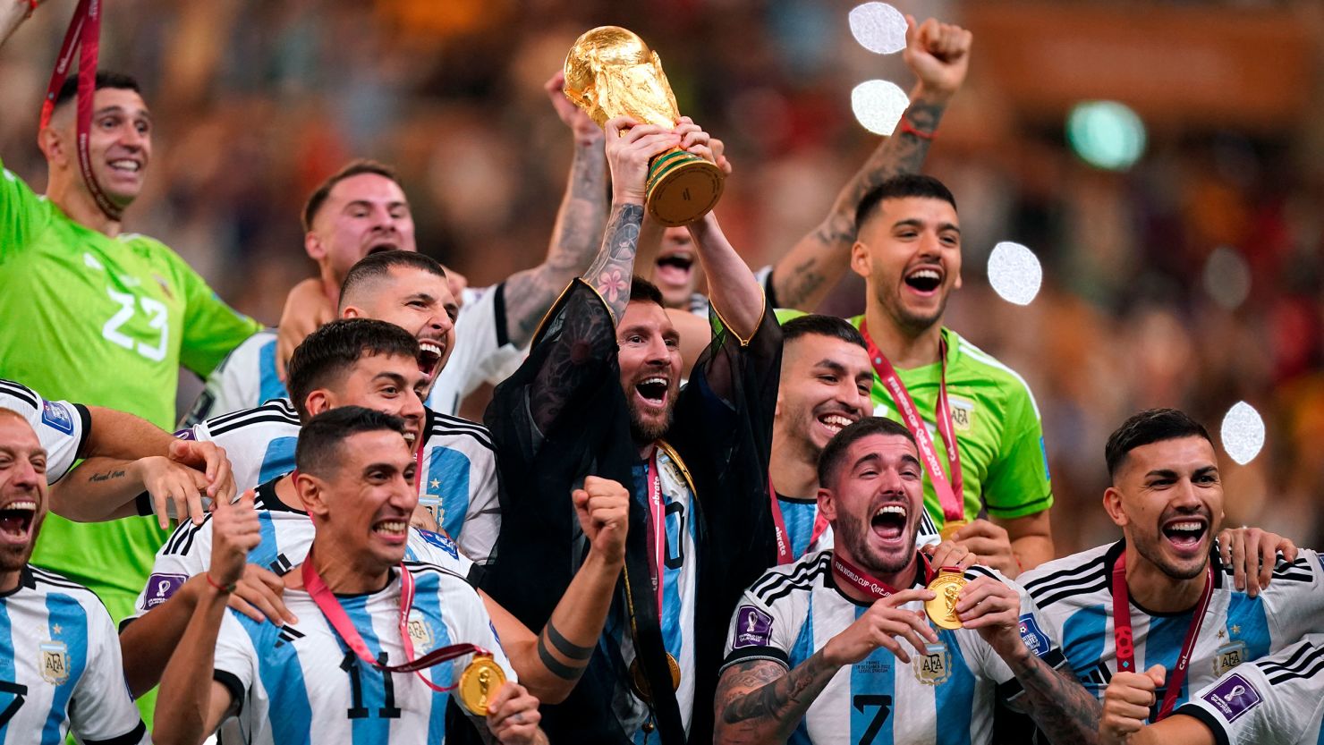 messi lifting trophy 0009