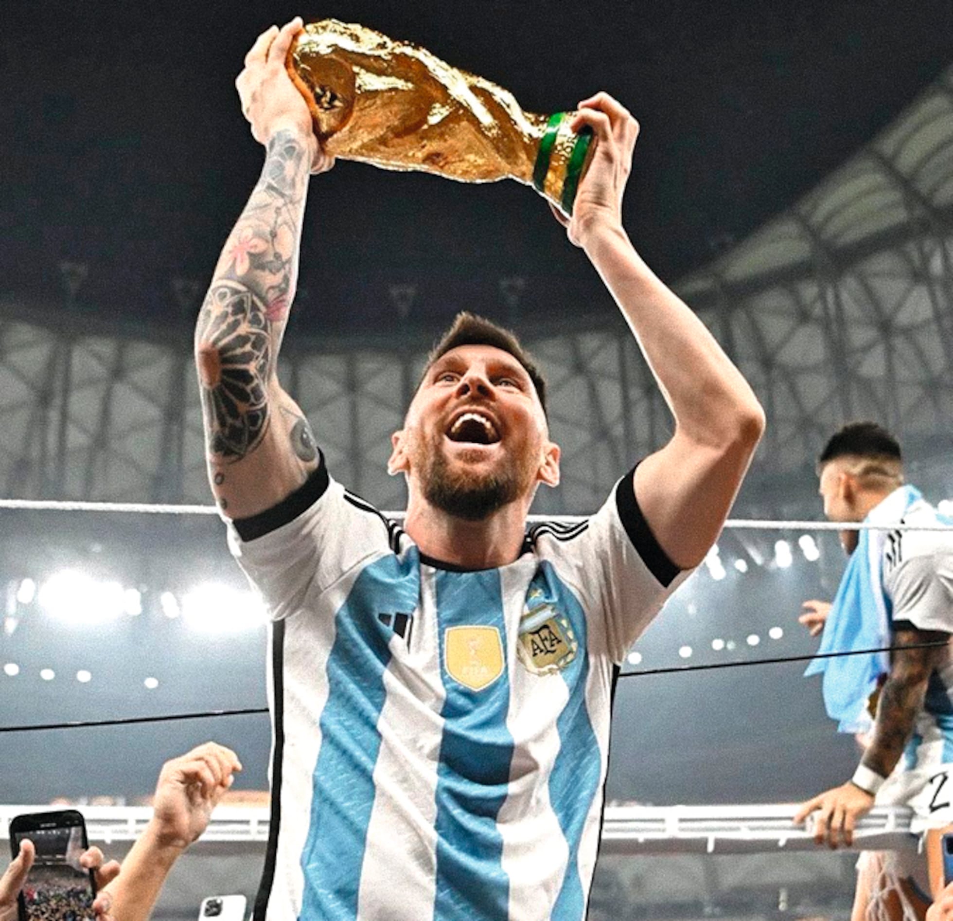 messi lifting trophy 0010