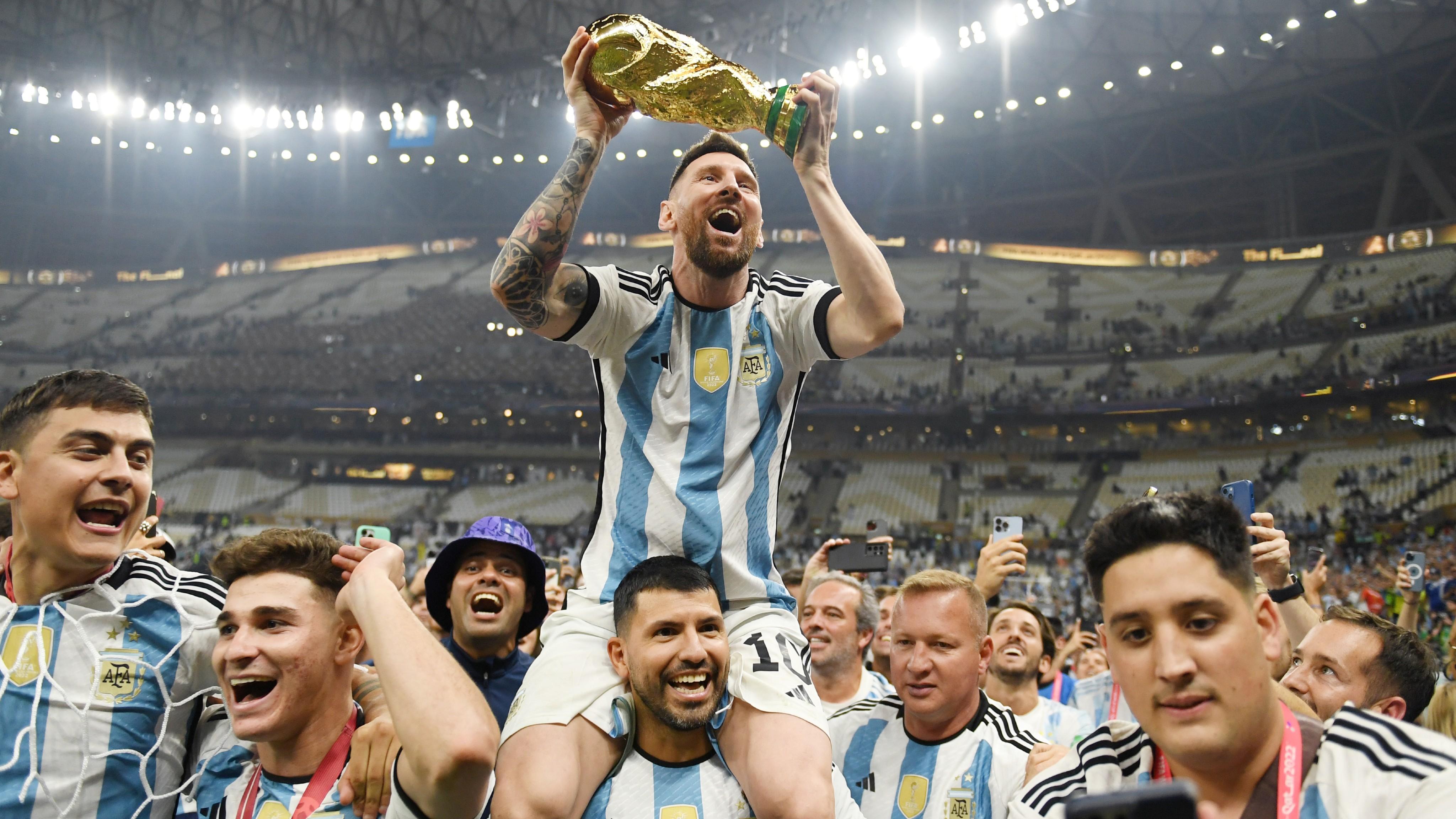 messi lifting trophy 0012