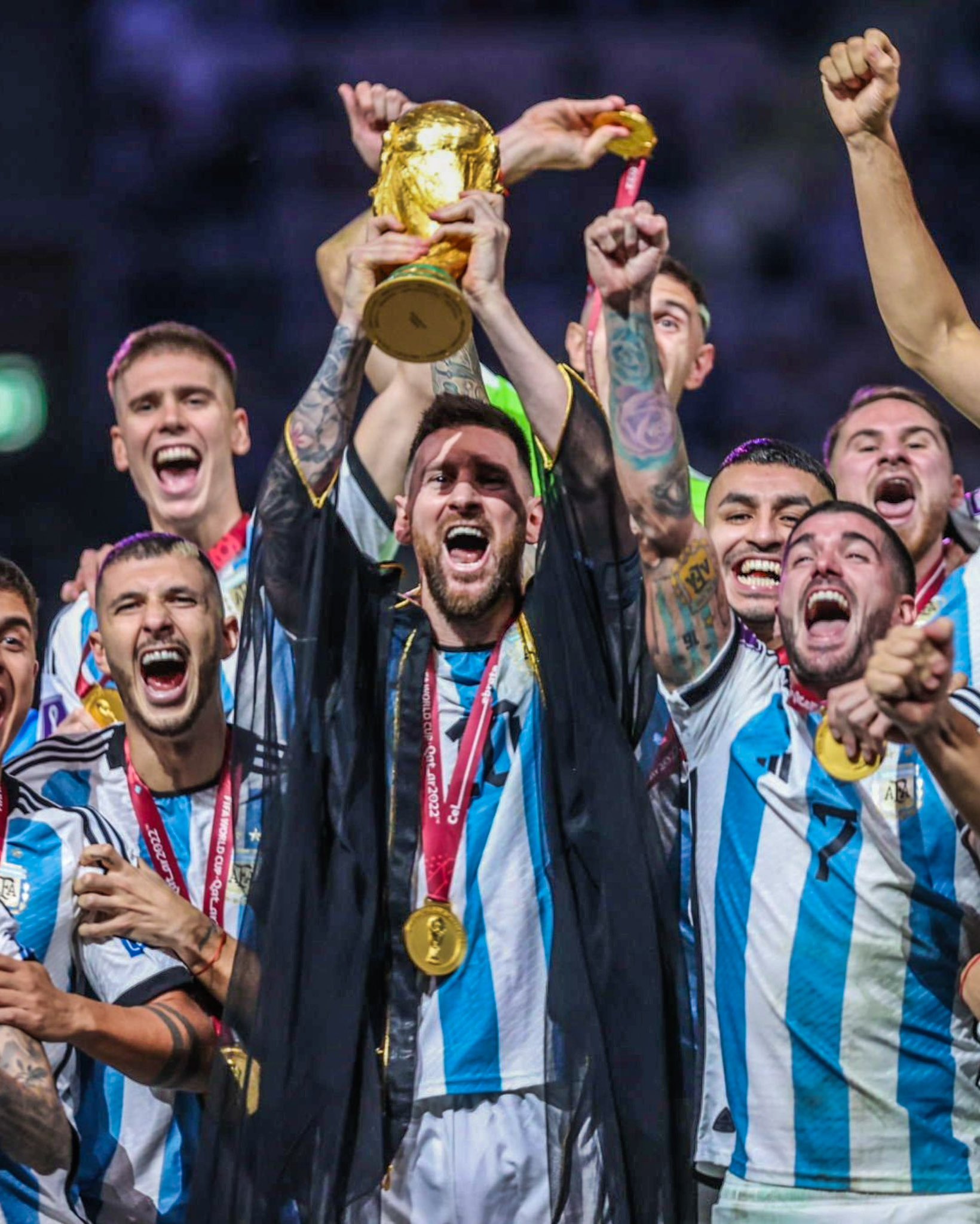 messi lifting trophy 0013