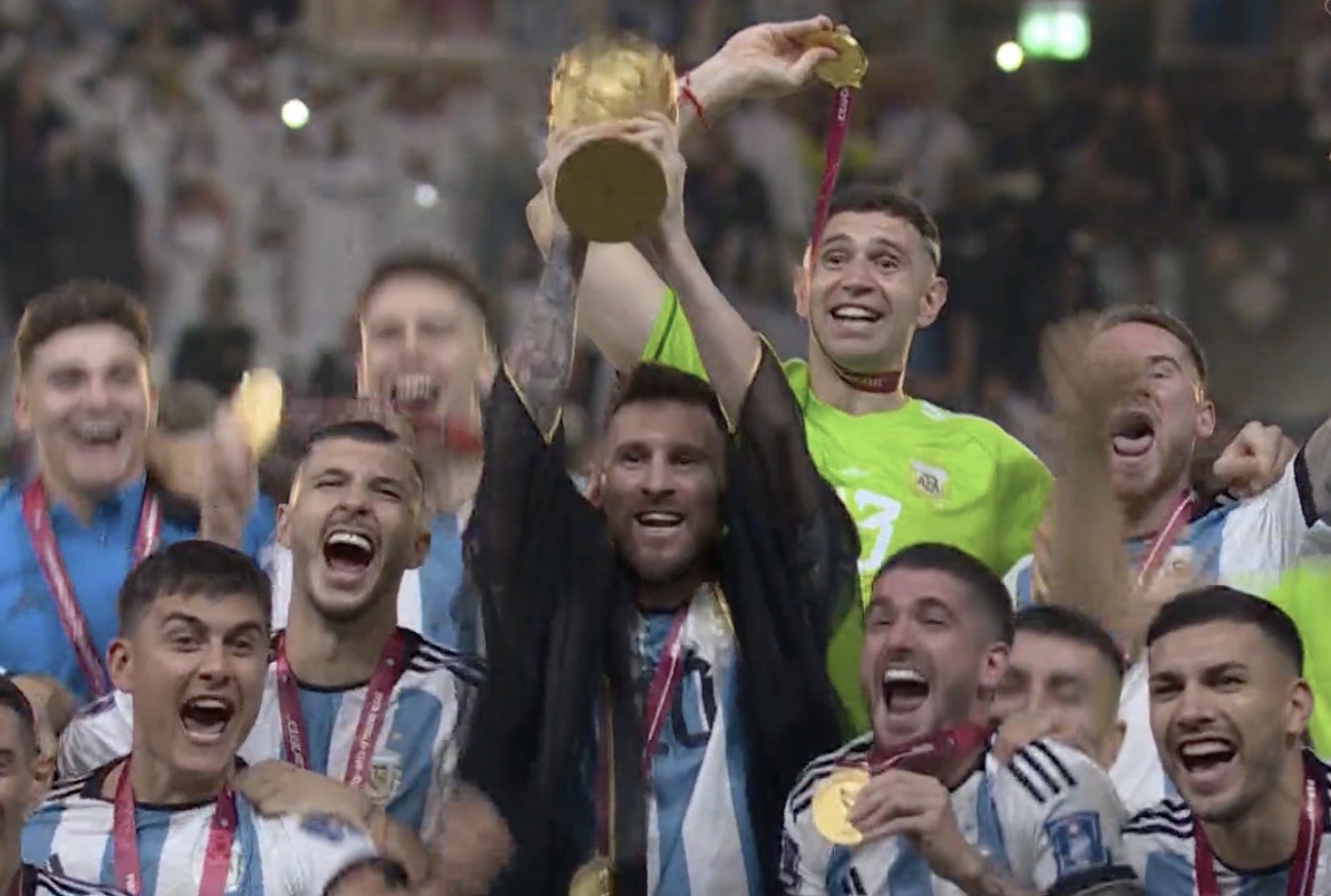 messi lifting trophy 0017