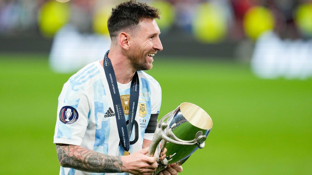 messi lifting trophy 0018