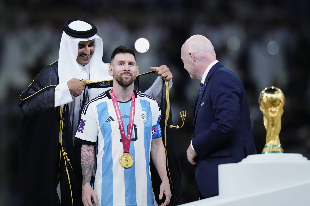 messi lifting trophy 0020