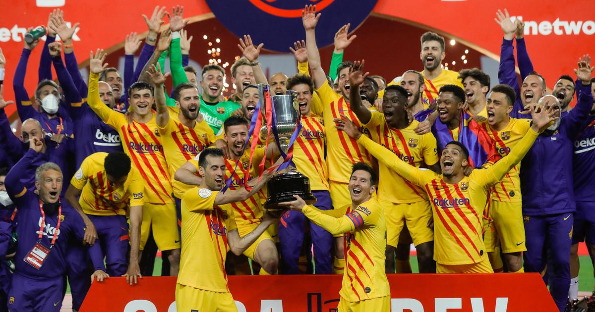 messi lifting trophy 0022