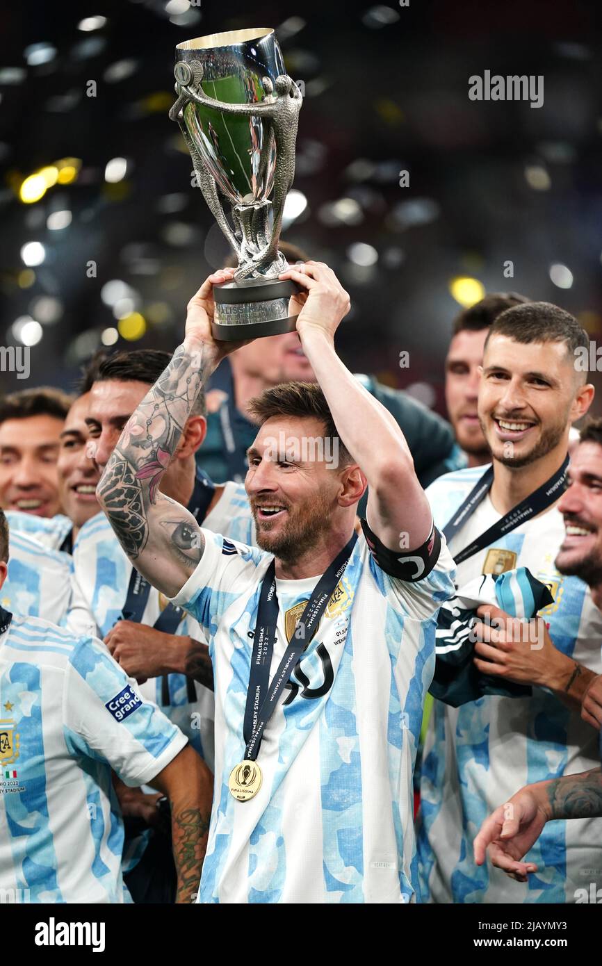 messi lifting trophy 0023