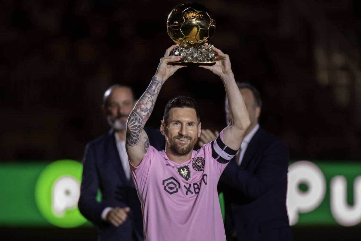 messi lifting trophy 0025