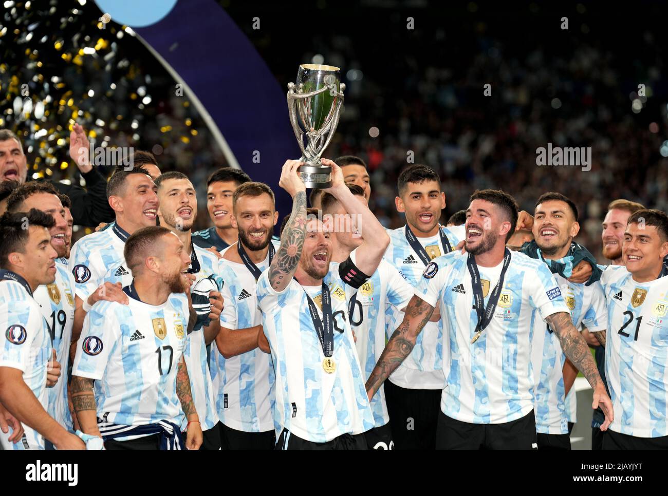 messi lifting trophy 0028
