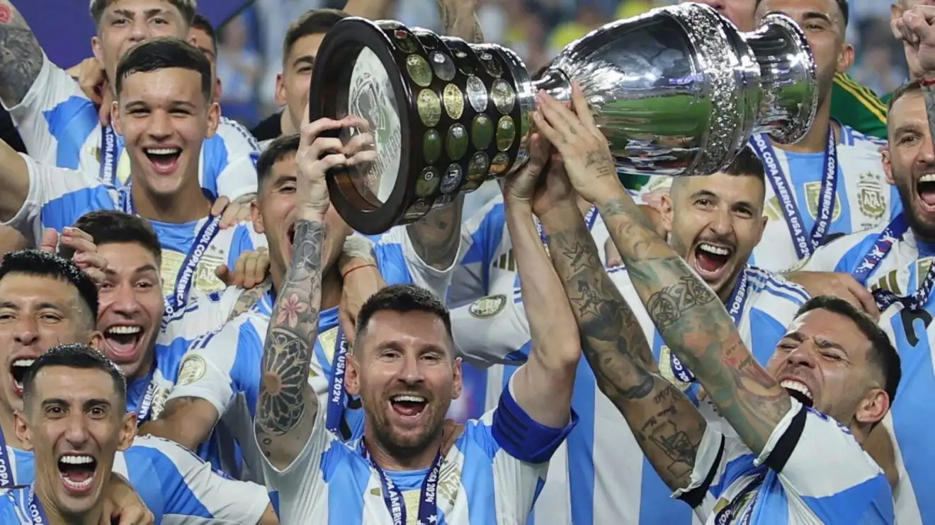 messi lifting trophy 0029
