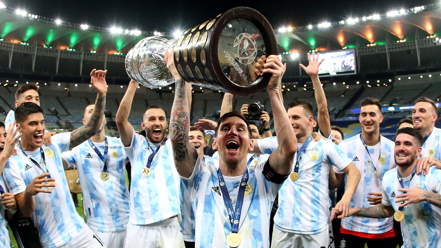 messi lifting trophy 0033
