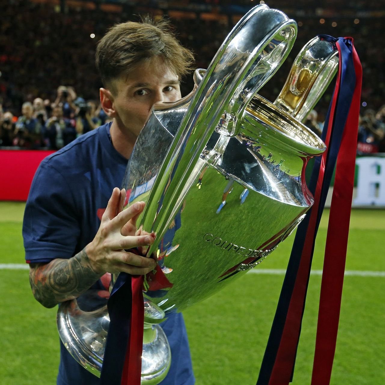 messi lifting trophy 0036