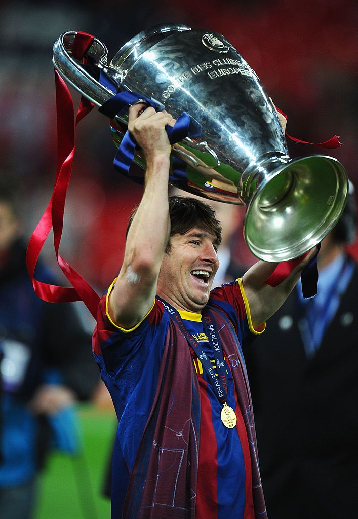 messi lifting trophy 0038