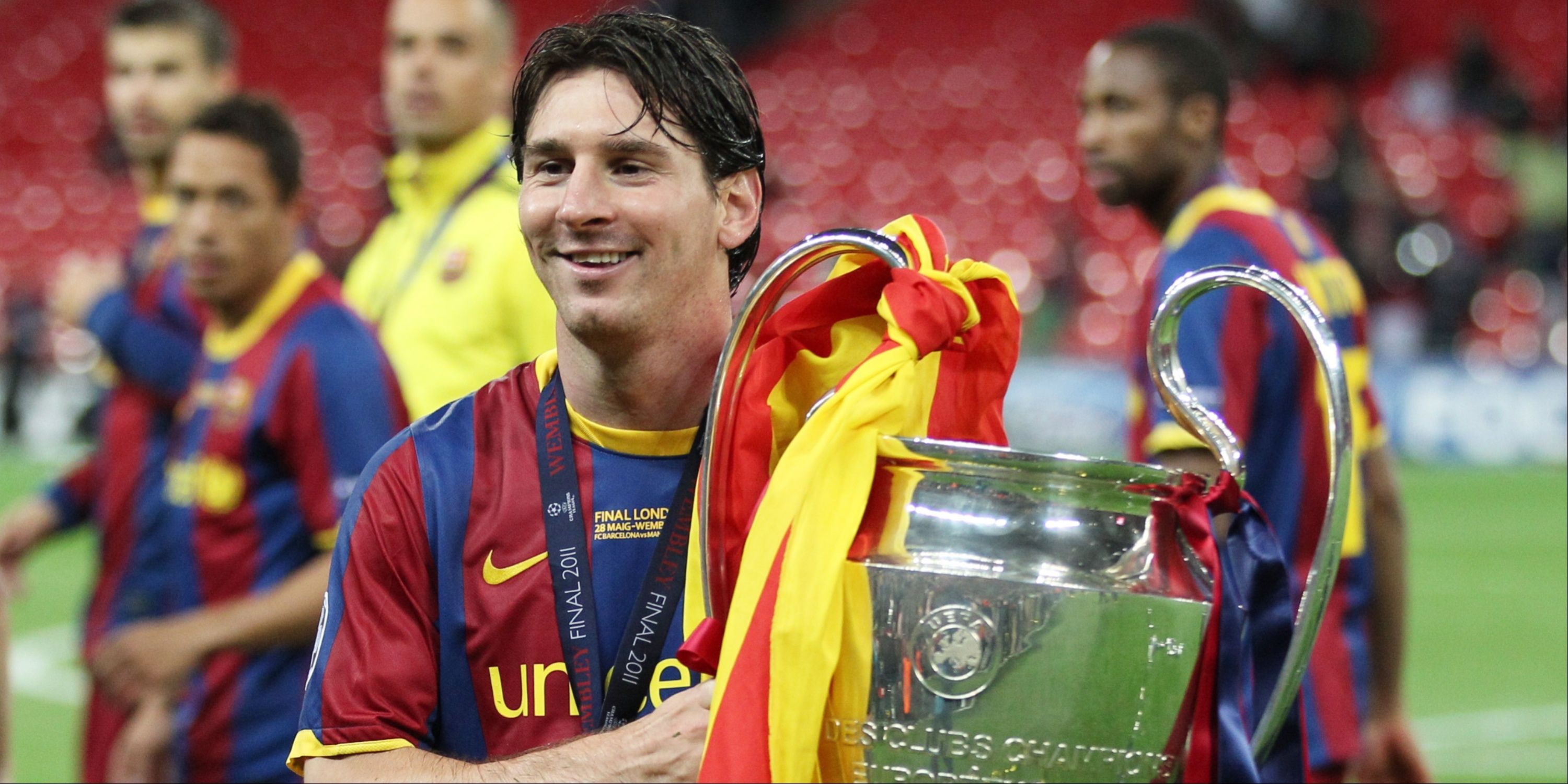 messi lifting trophy 0041