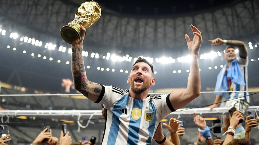 messi lifting trophy 0042