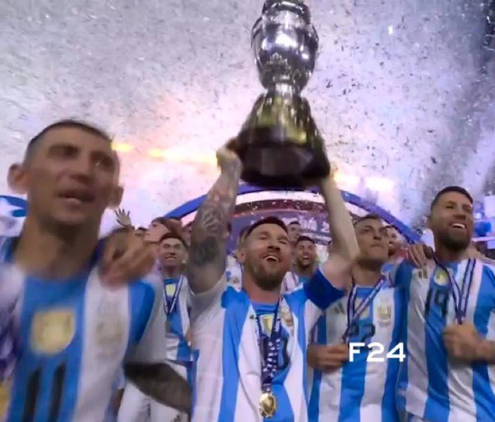 messi lifting trophy 0043