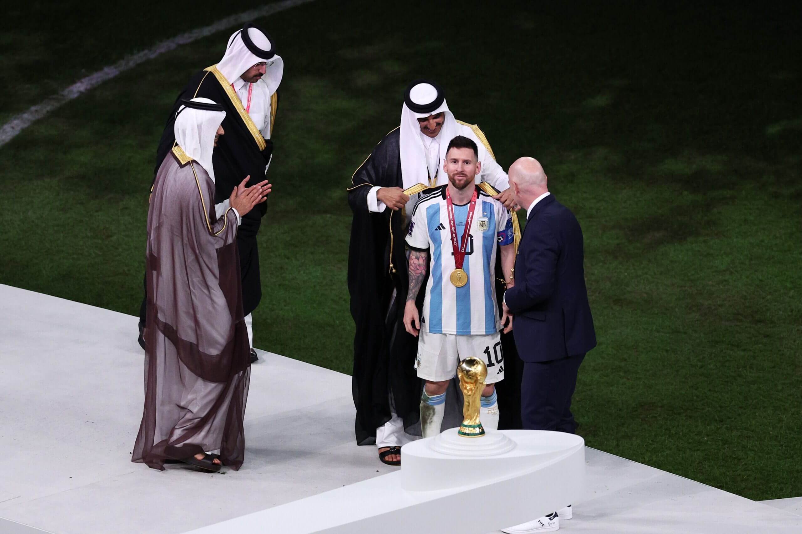 messi lifting trophy 0047