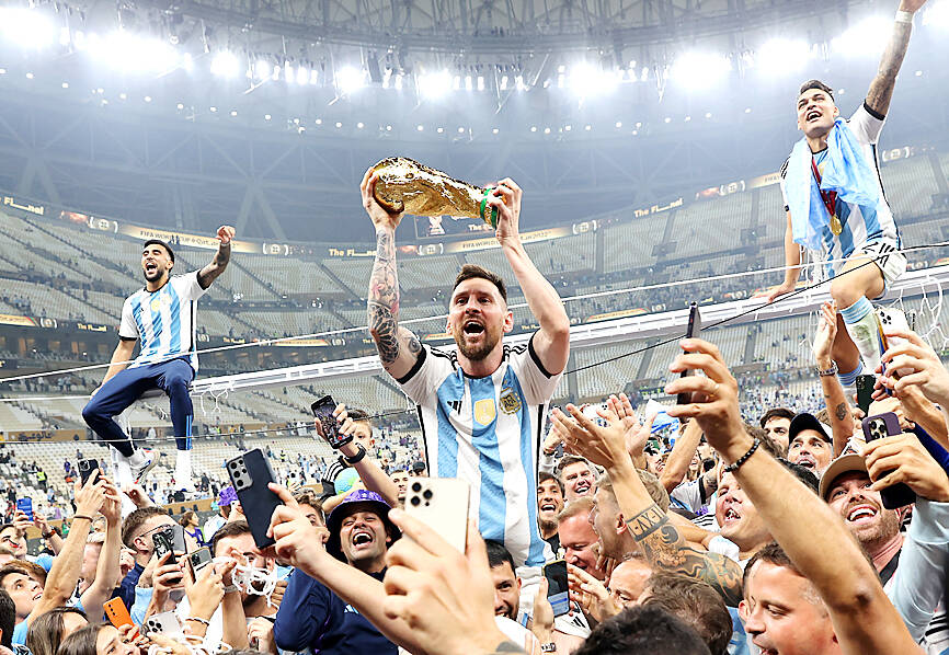 messi lifting trophy 0048