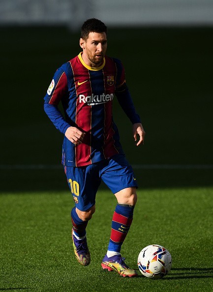 messi running with ball 0036