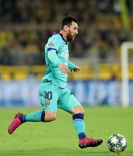 messi running with ball 0038