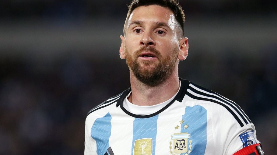 messi running with ball 0082