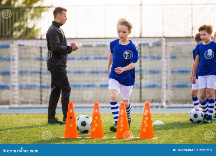 messi running with ball 0083
