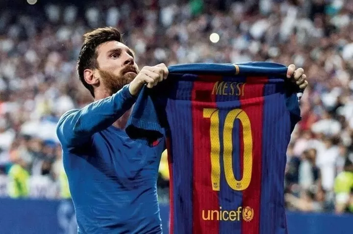 messi taking picture with fan 0034