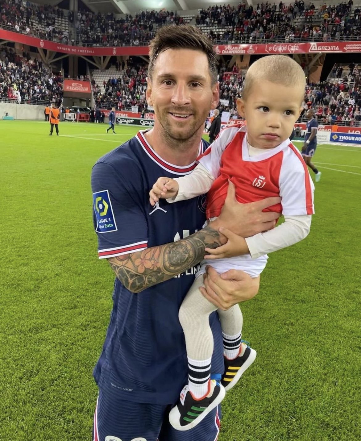 messi taking picture with fan 0039