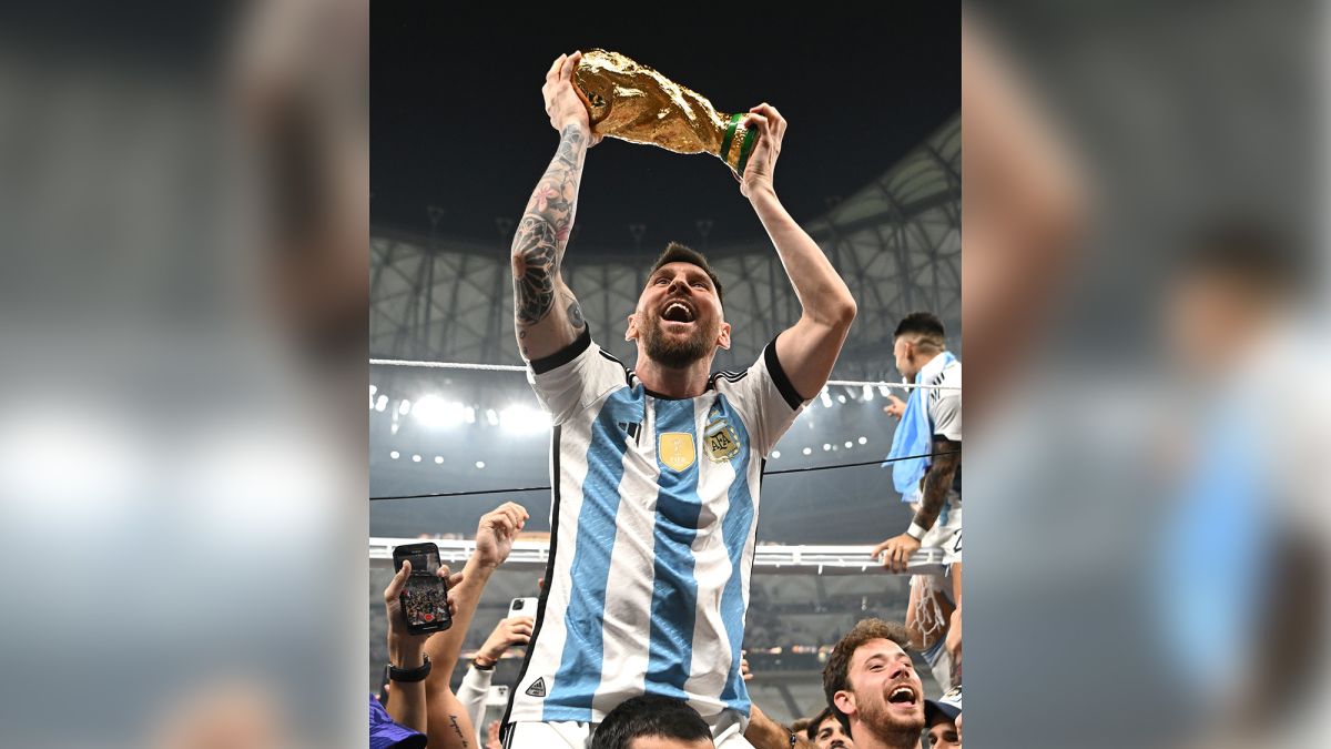 messi taking picture with fan 0043