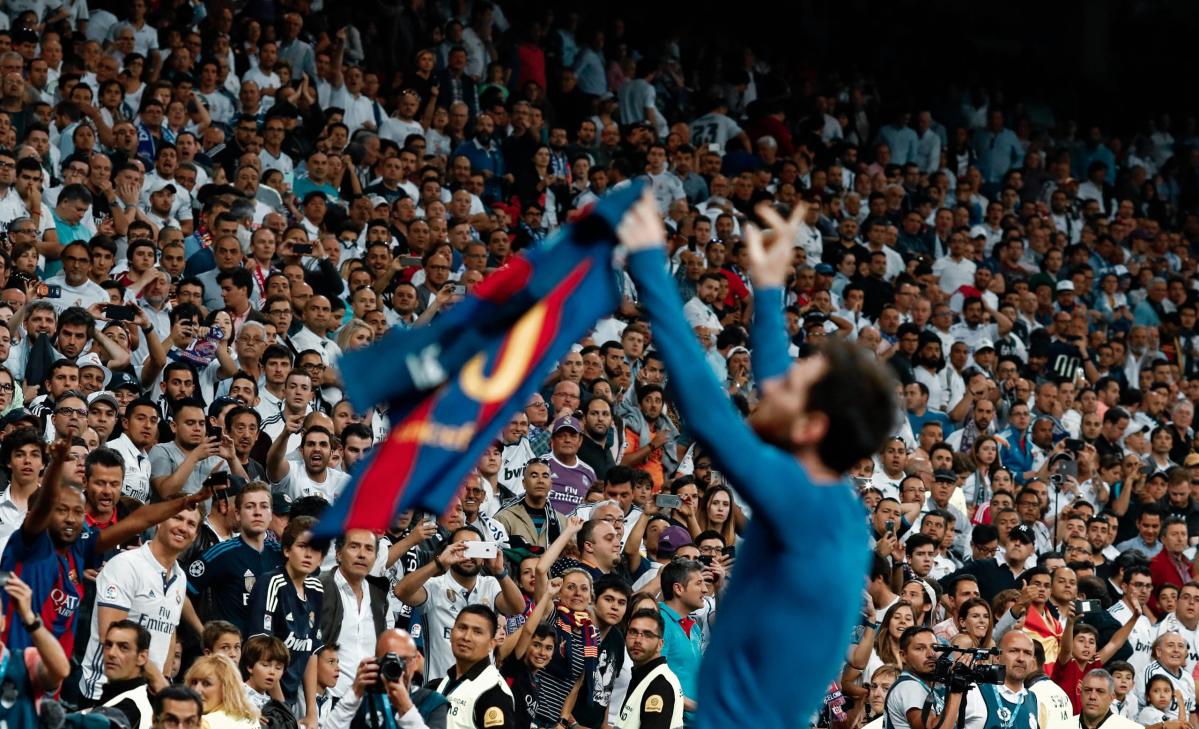 messi taking picture with fan 0047