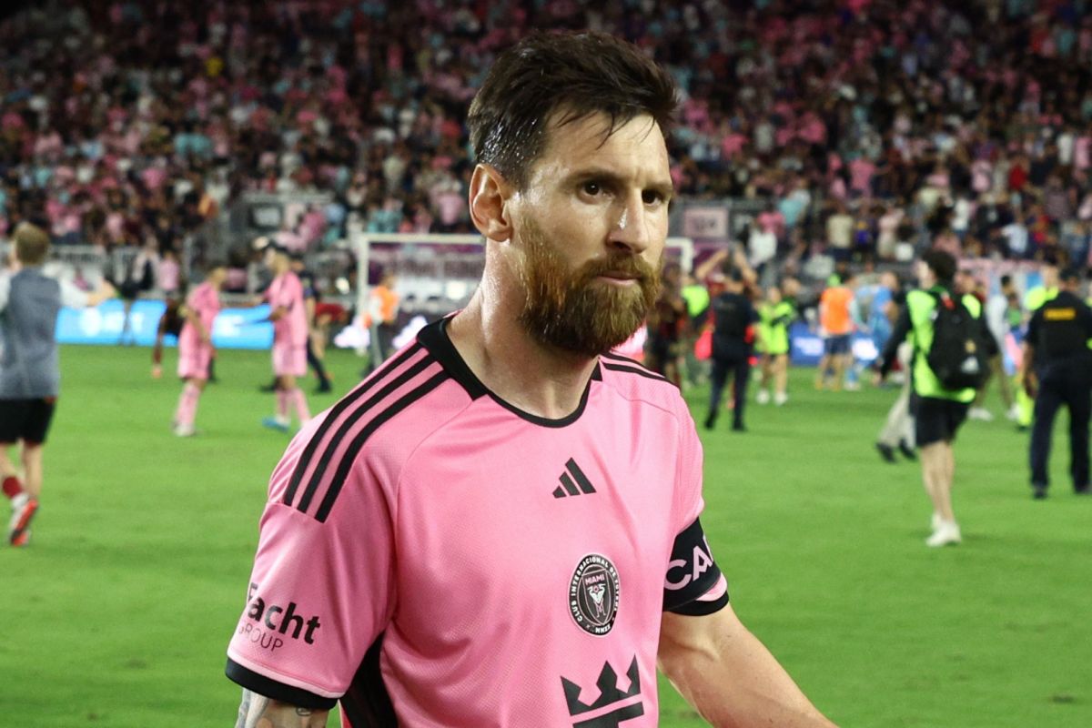 messi taking picture with fan 0050