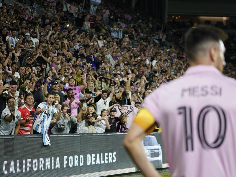 messi taking picture with fan 0051