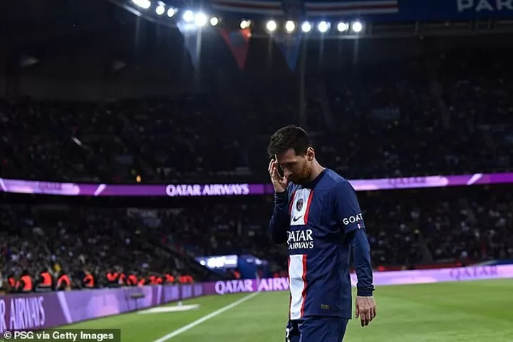 messi taking picture with fan 0055