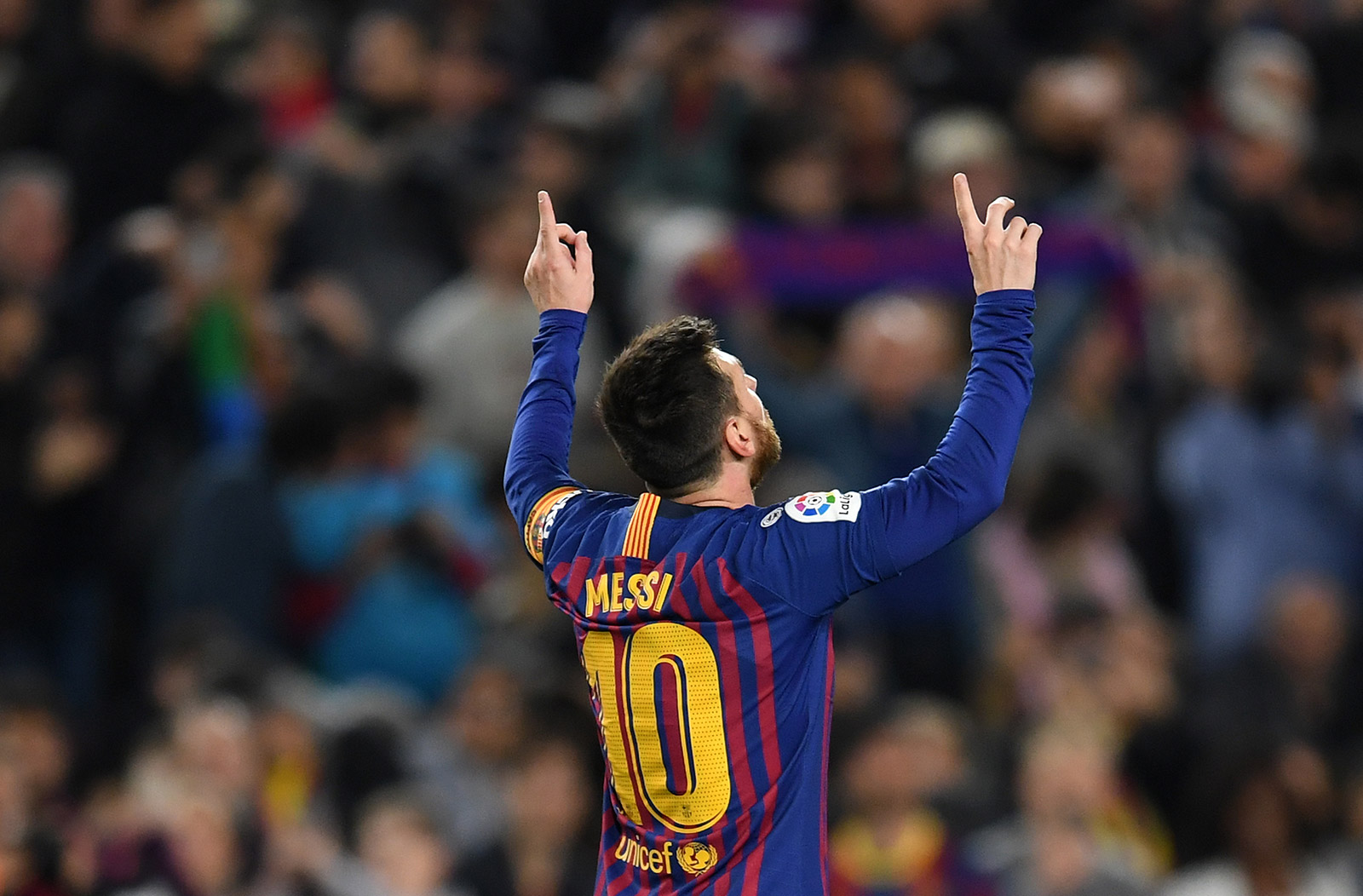 messi taking picture with fan 0067