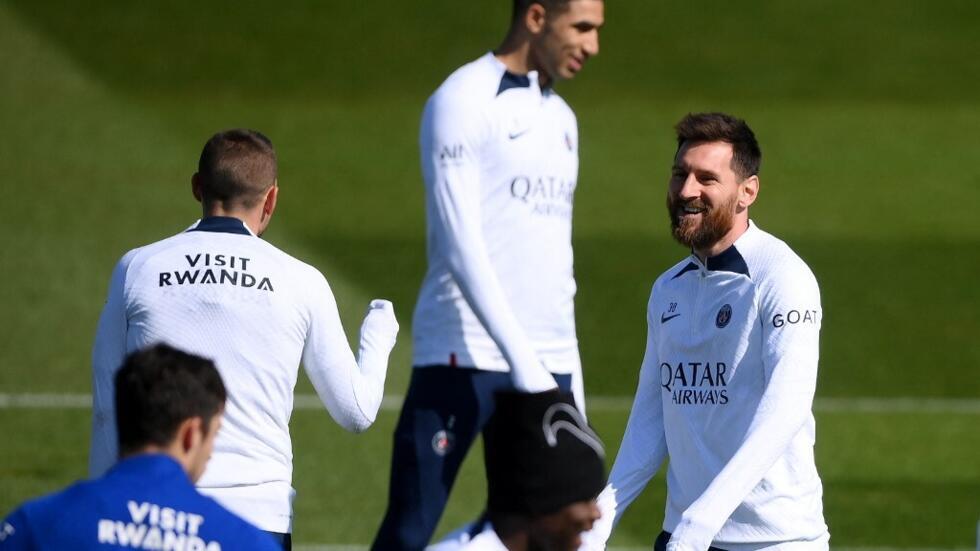 messi taking picture with fan 0071