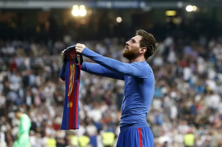 messi taking picture with fan 0073