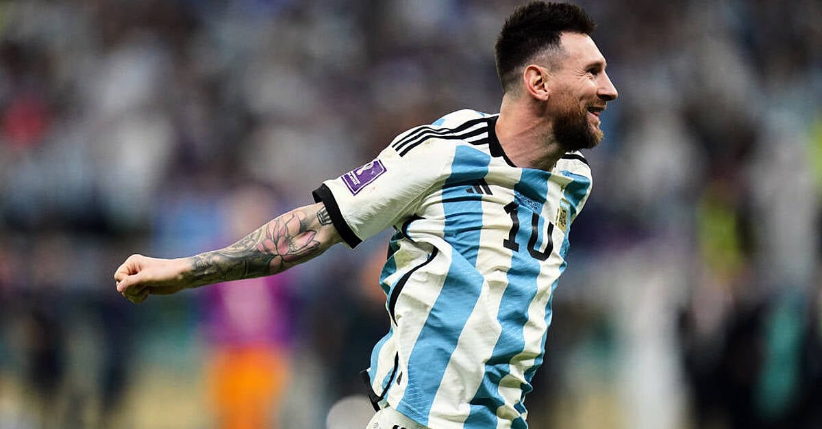 messi taking picture with fan 0078