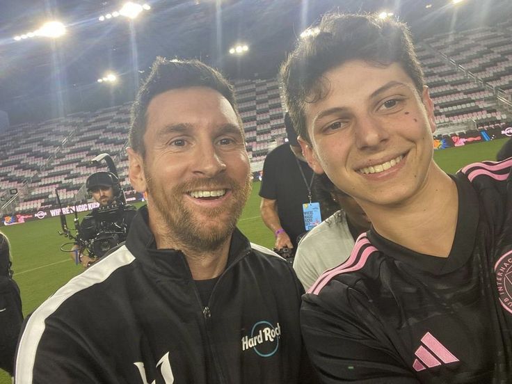messi taking picture with fan 0085