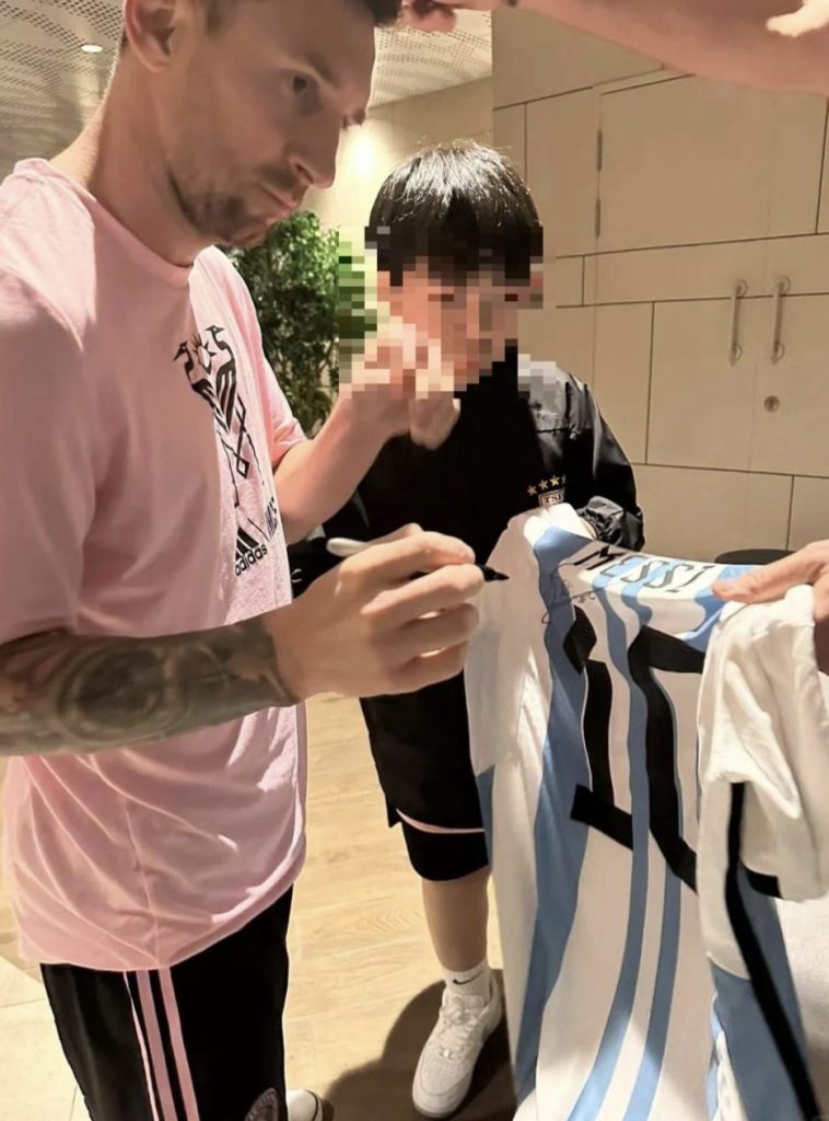 messi taking picture with fan 0086