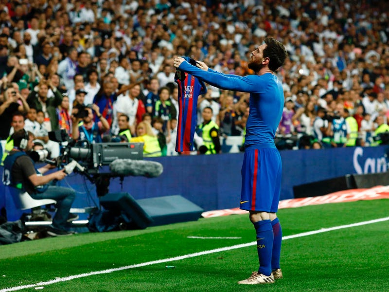messi taking picture with fan 0088